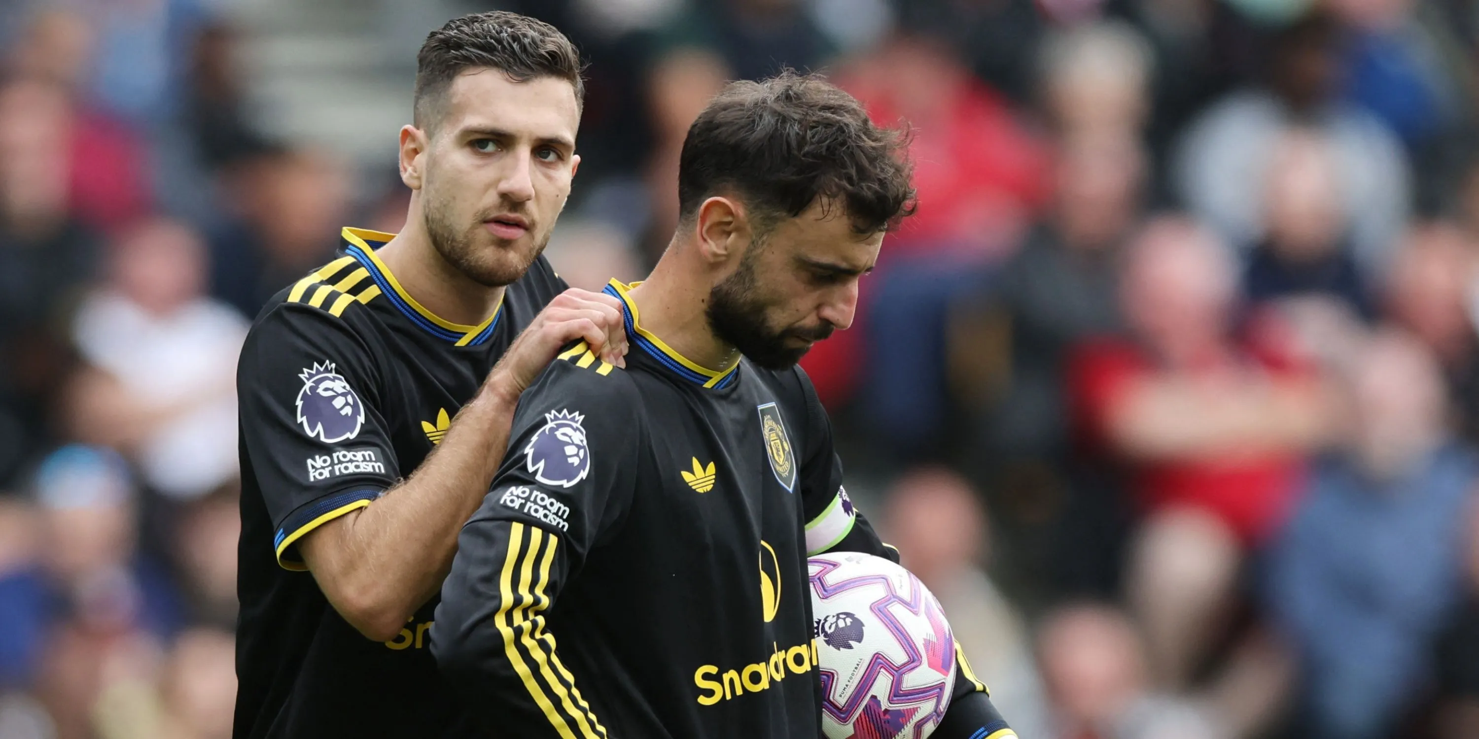 Diogo Dalot và Bruno Fernandes tranh chấp bóng tại trận đấu giữa Manchester United và Nottingham Forest