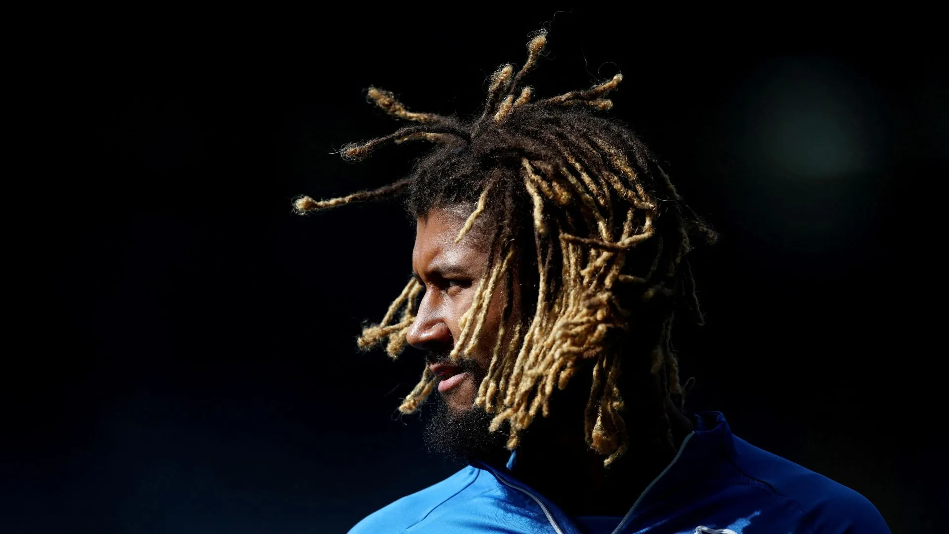 Dion Sanderson ở tư thế sẵn sàng cho trận đấu