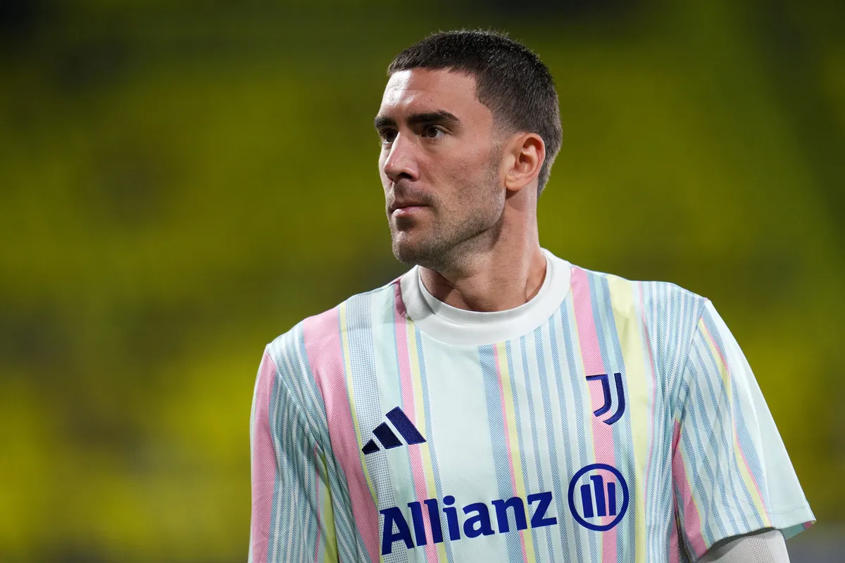 Dusan Vlahovic của Juventus quan sát trước trận đấu UEFA Champions League vòng loại ngày 1 tháng 10 năm 2025 giữa Villarreal CF và Juventus tại Estadio de la Ceramica ở Villarreal, Tây Ban Nha