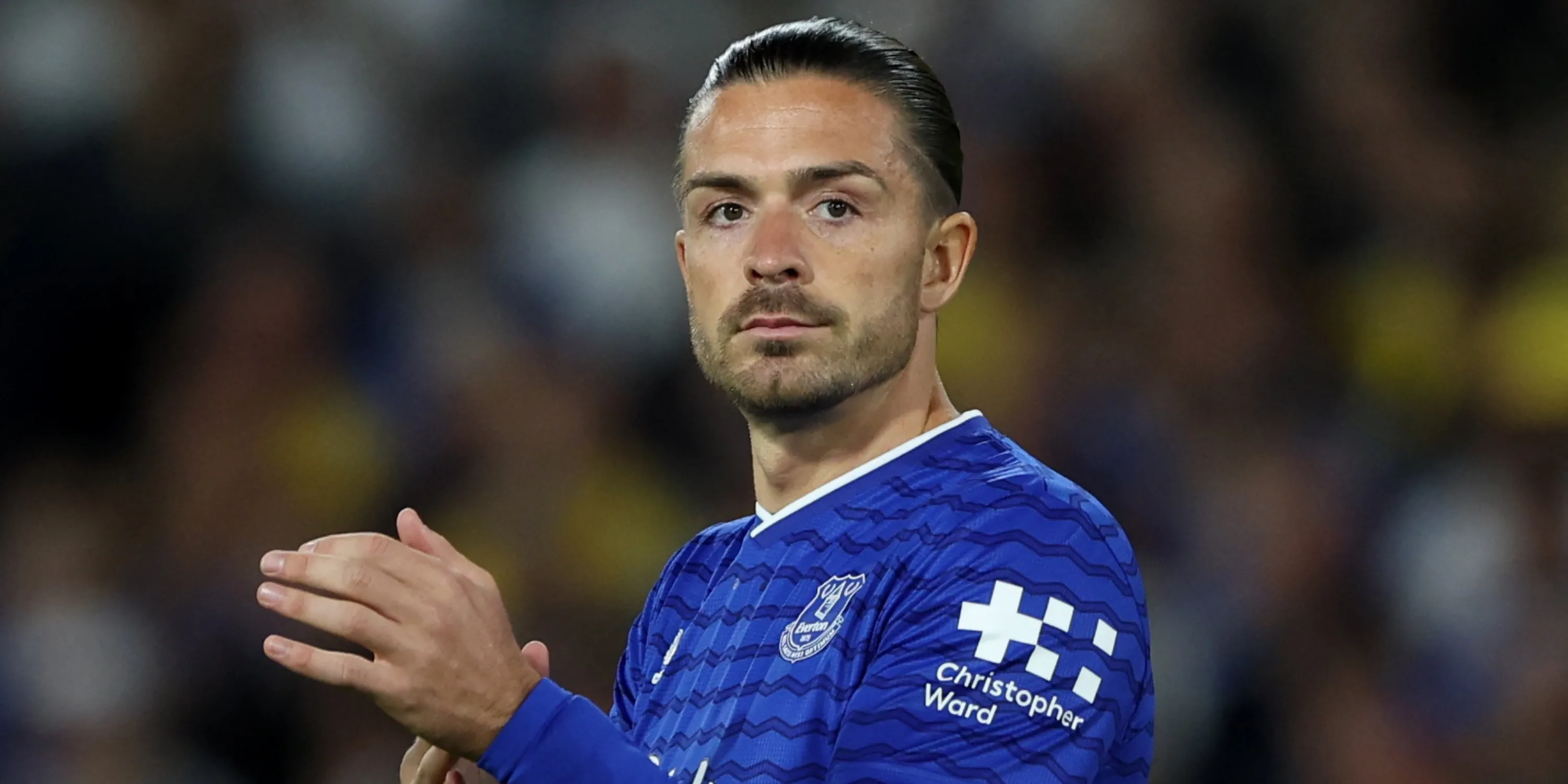 Jack Grealish chuẩn bị sút bóng trong trận đấu với Sunderland