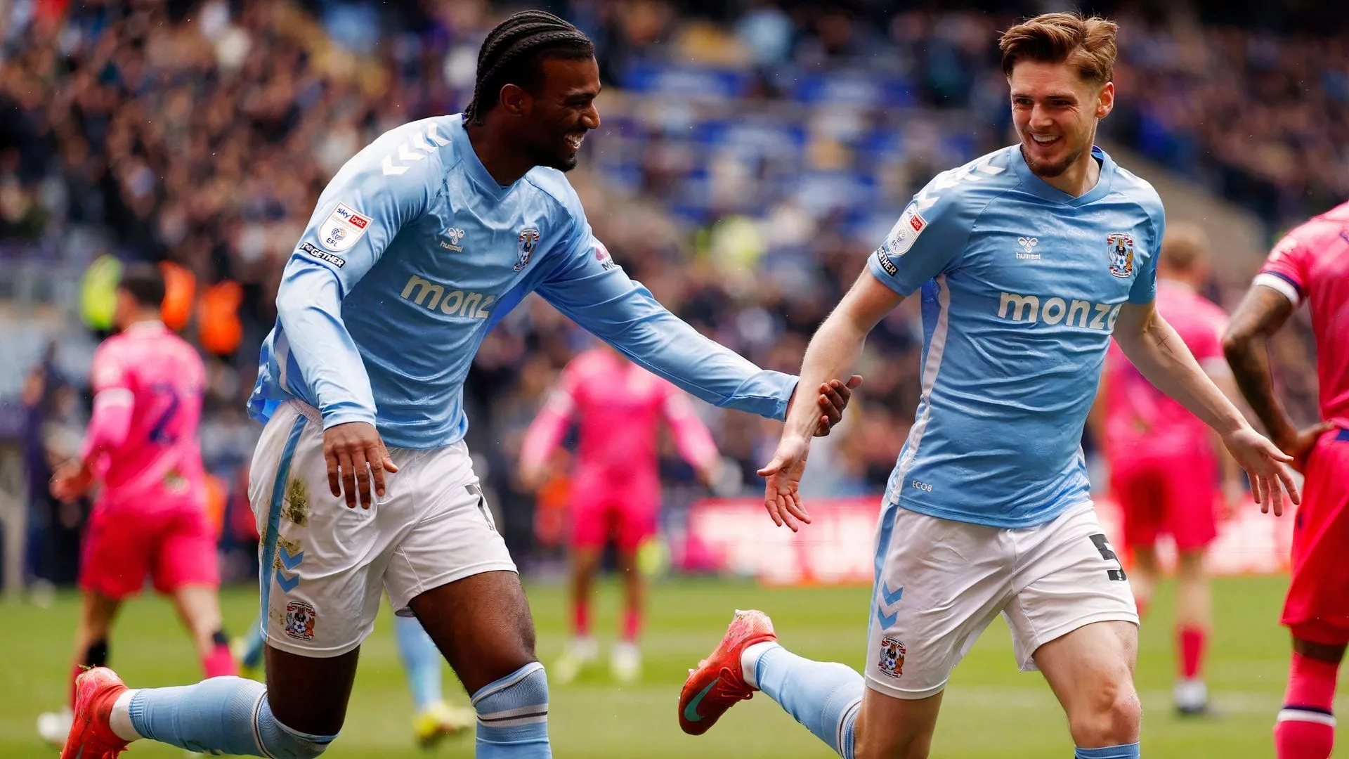 Jack Rudoni cùng Haji Wright trong màu áo Coventry City