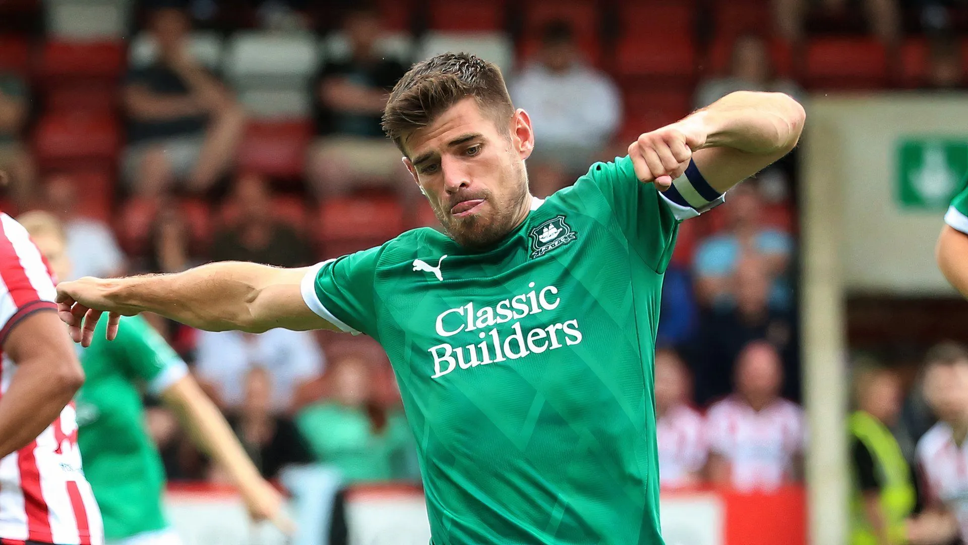 Joe Edwards - hậu vệ phải của Plymouth Argyle