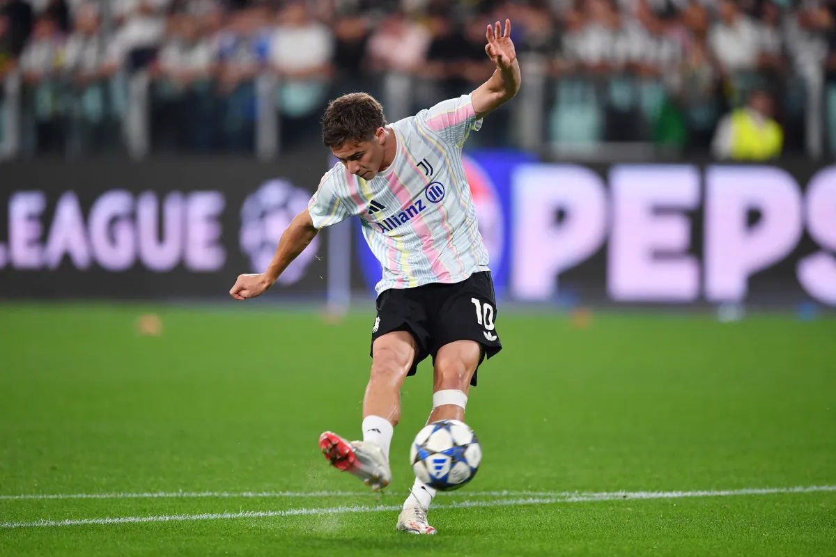 Kenan Yildiz của Juventus chuẩn bị trước trận đấu UEFA Champions League vòng loại ngày 16 tháng 9 năm 2025 tại sân Juventus Stadium ở Turin, Ý