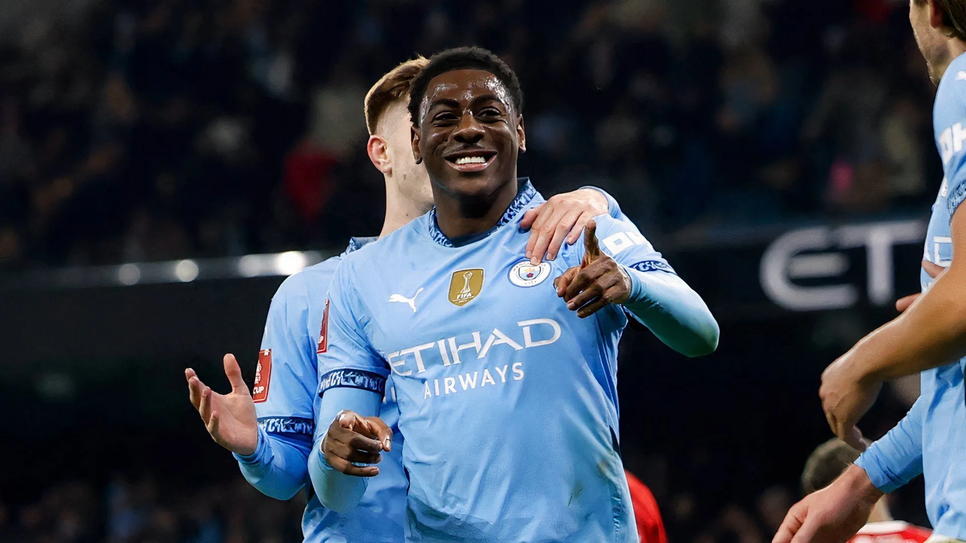 Khoảnh khắc Divin Mubama ghi bàn cho Manchester City