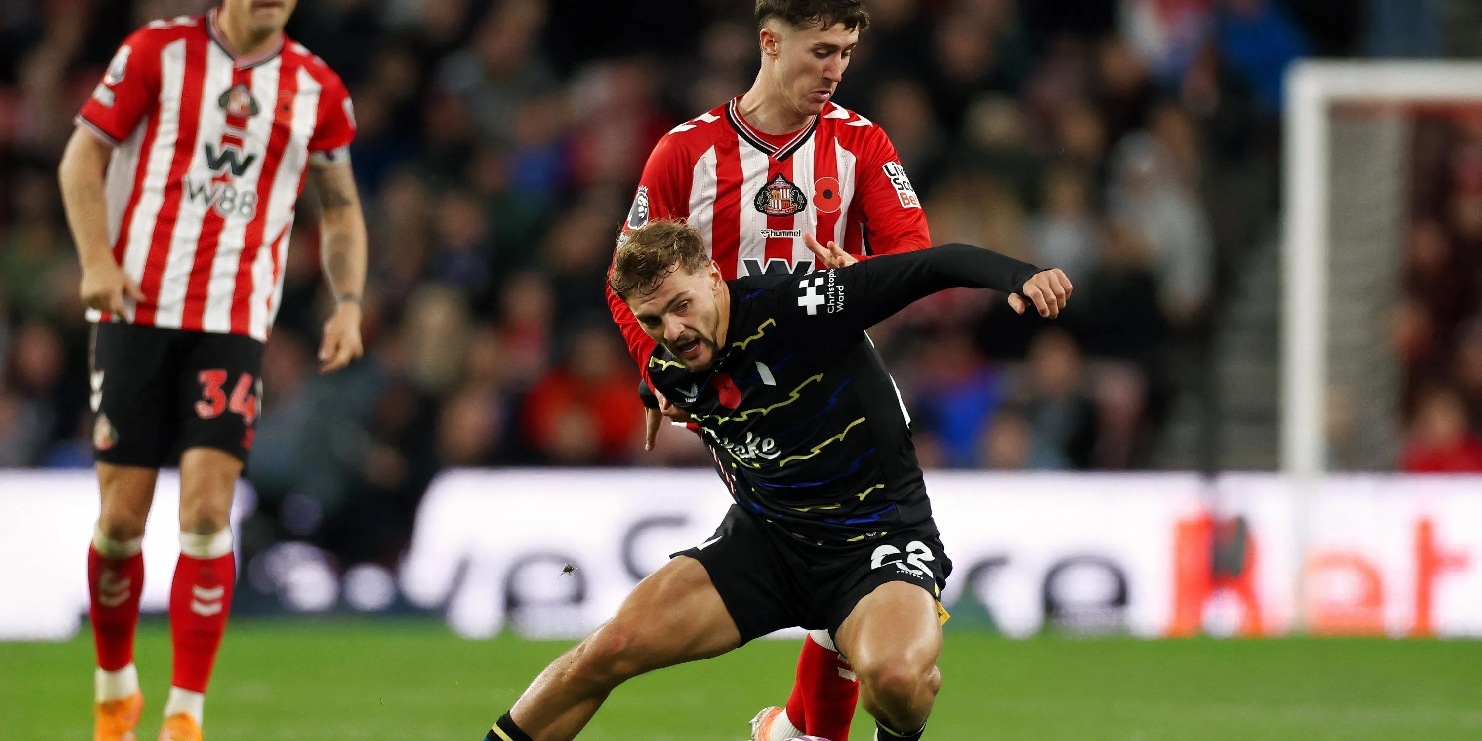 Kiernan Dewsbury-Hall tận dụng bóng trong một pha tấn công của Everton