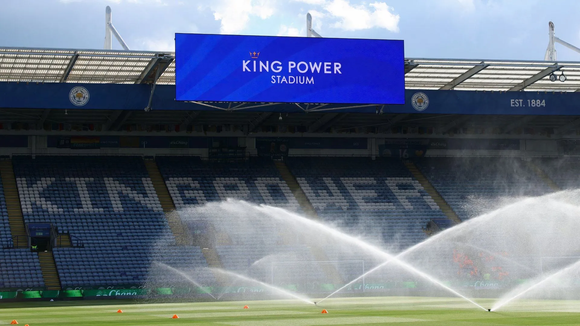 King Power Stadium, sân nhà của Leicester City, với khán đài đầy đủ cổ động viên