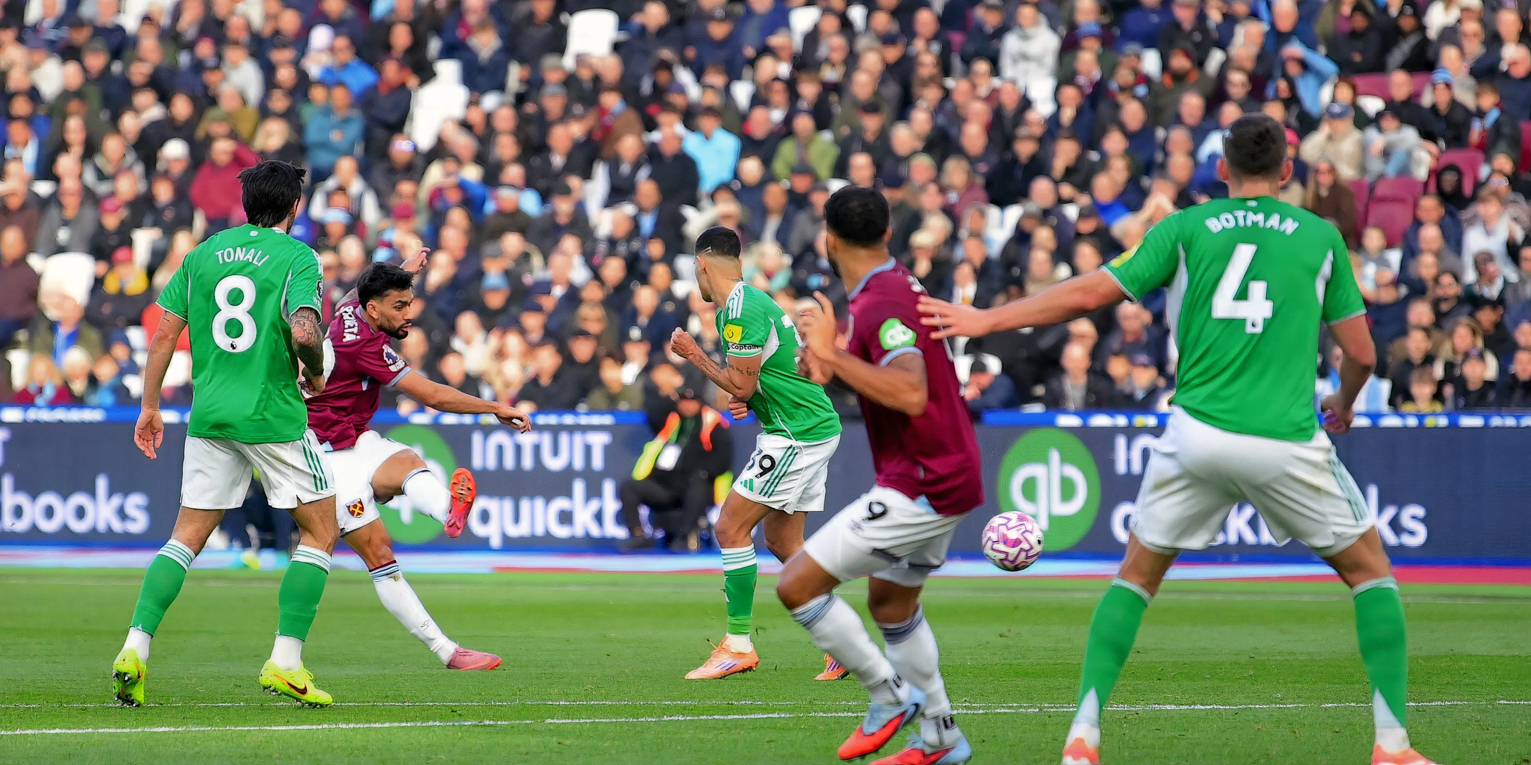 Lucas Paqueta trong màu áo Newcastle