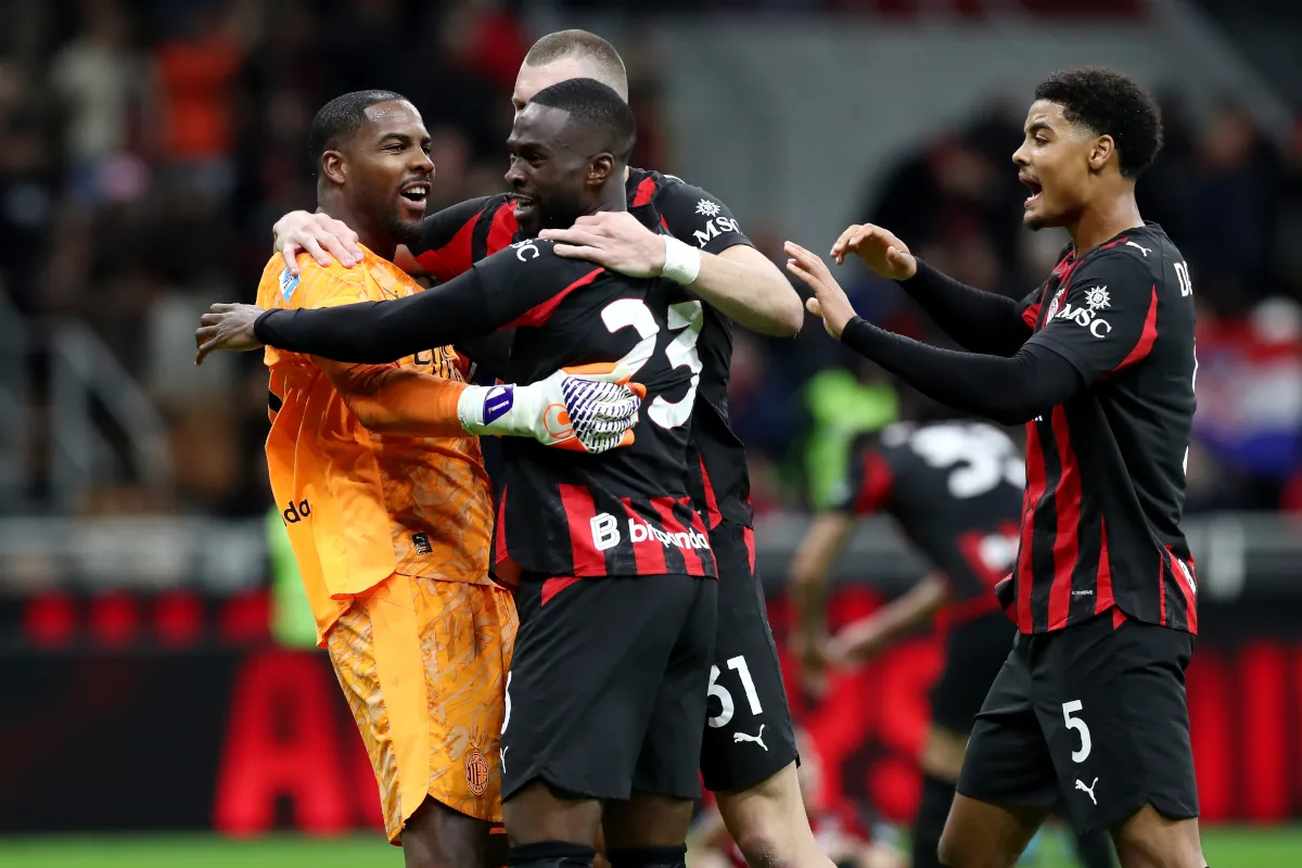 Mike Maignan ăn mừng cùng các đồng đội Fikayo Tomori và Strahinja Pavlovic sau chiến thắng trước Roma