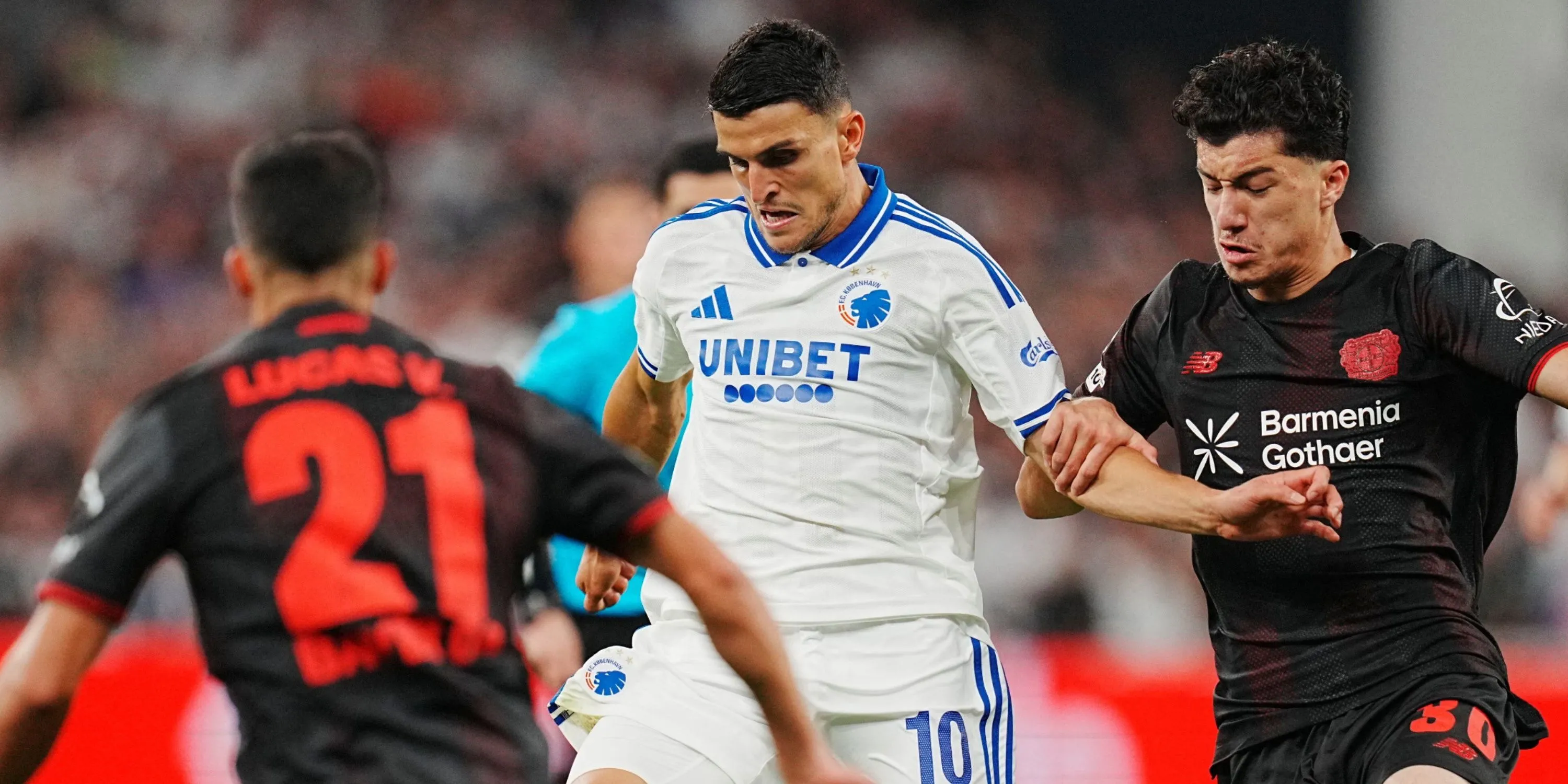 Mohamed Elyounoussi trong tình huống tranh bóng cho Copenhagen