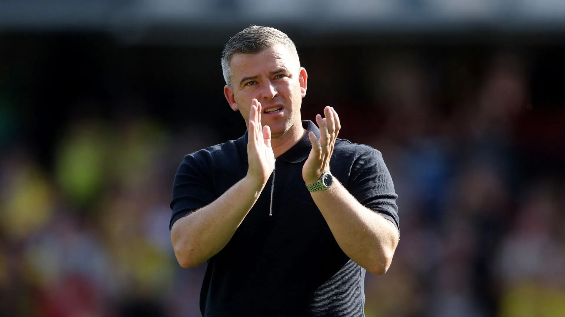 Steven Schumacher, huấn luyện viên của Bolton Wanderers, chỉ đạo từ băng ghế