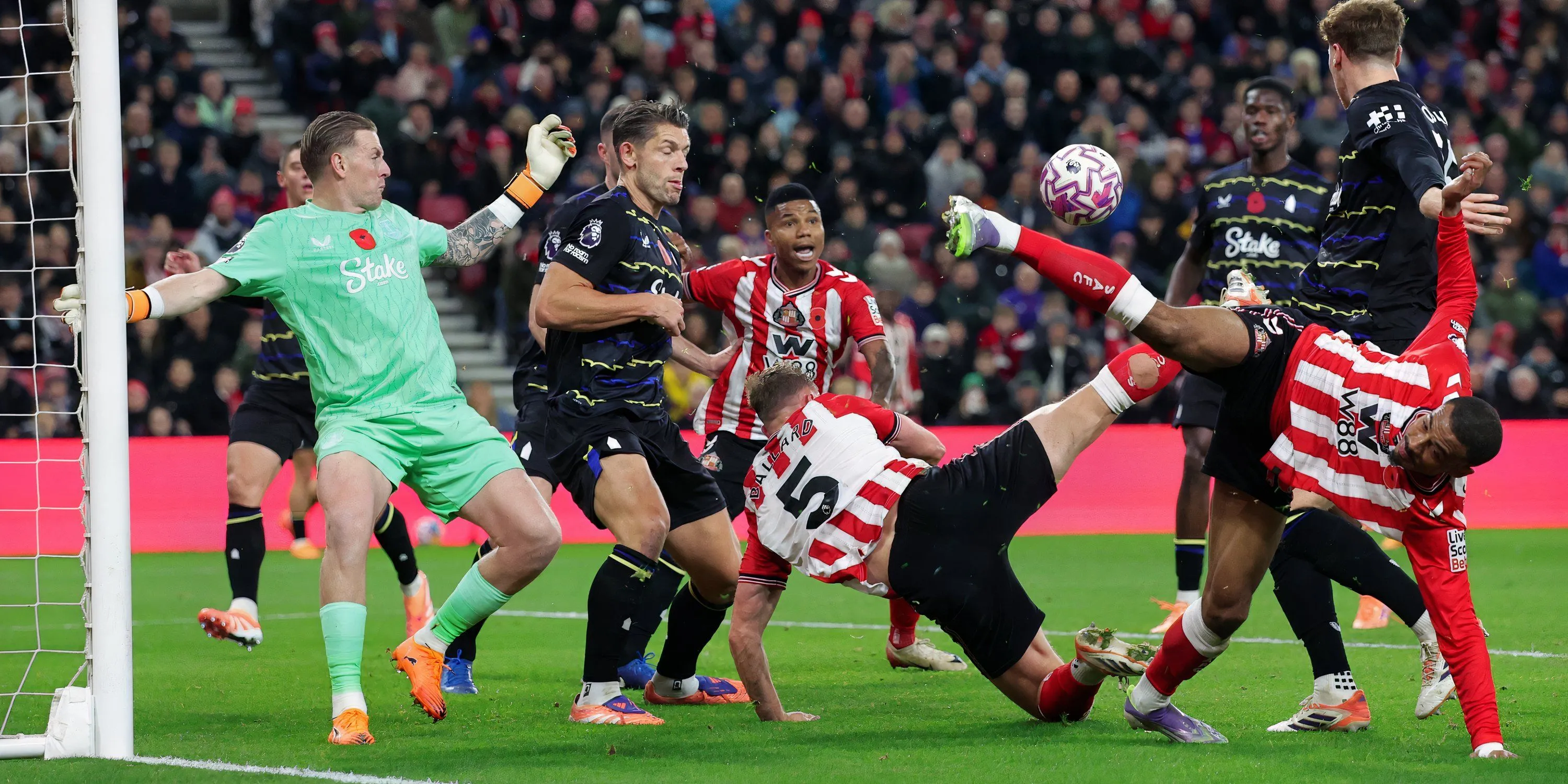 Sunderland giữ vị trí top 4 Premier League sau trận hòa Everton