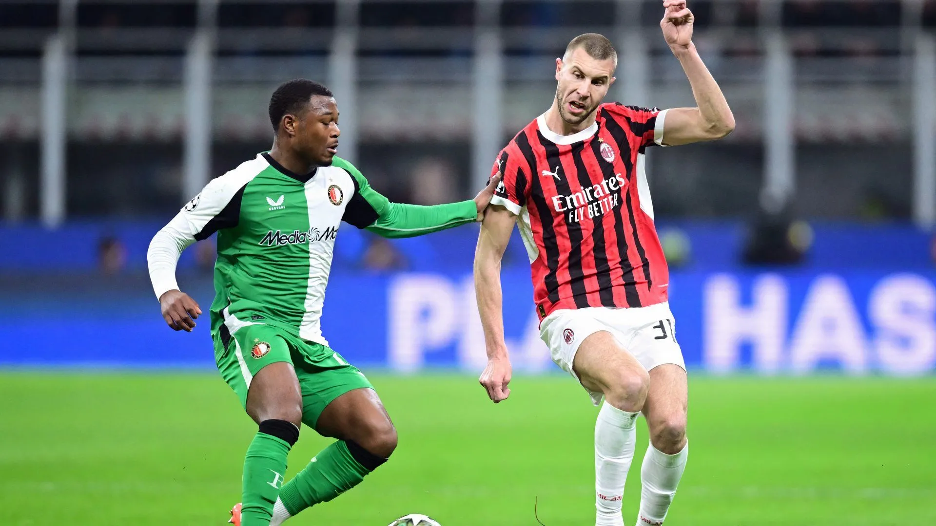 Zepiqueno Redmond khi còn thi đấu cho Feyenoord